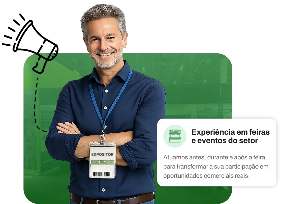 Homem de braços cruzados com cracha de expositos sobre um fundo verde de estande de feira